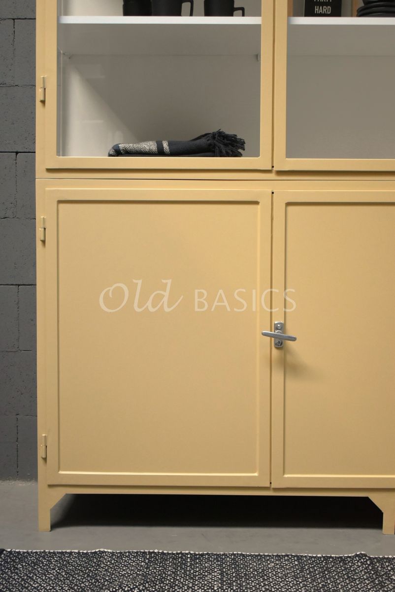 Detail van Apothekerskast Demi, 3 deuren, RAL1001, crème, geel, materiaal staal